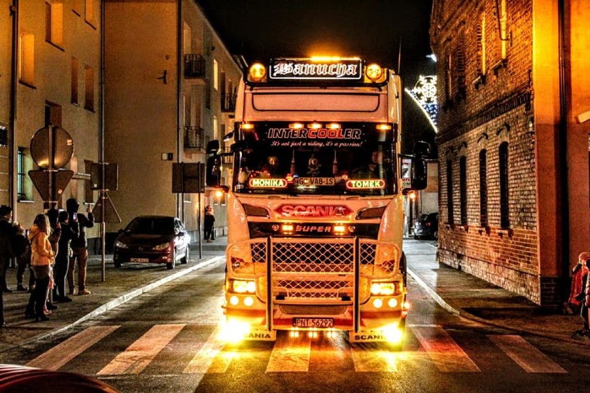 Konwój Mikołajów w ciężarówkach na ulicach Nowego Stawu [ZDJĘCIA]