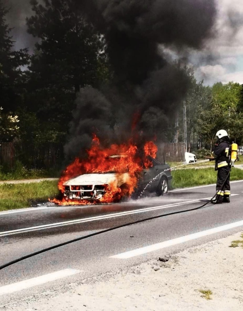 Pożar samochodu osobowego na drodze wojewódzkiej 877 Leżajsk-Łańcut