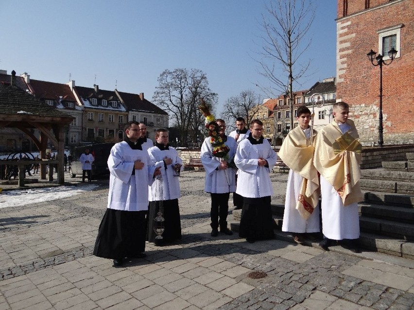 Palmowa Niedziela z udziałem młodzieży z Diecezji Sandomierskiej. Biskup Nitkiewicz poświęcił palmy na Starówce [ZDJĘCIA