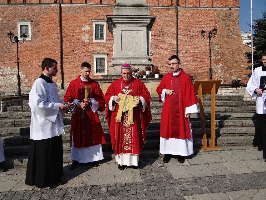 Palmowa Niedziela z udziałem młodzieży z Diecezji Sandomierskiej. Biskup Nitkiewicz poświęcił palmy na Starówce [ZDJĘCIA