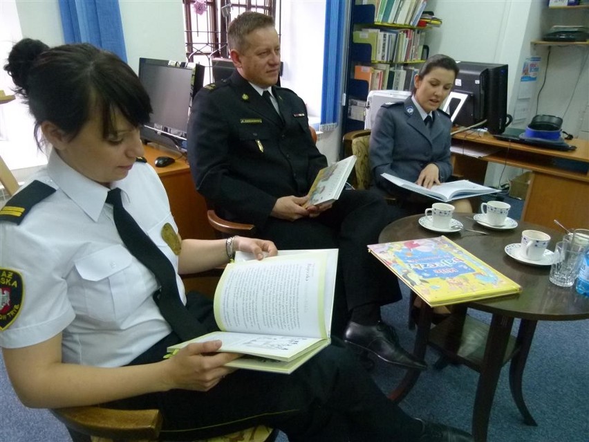 Piotrkowscy mundurowi czytali bajki przedszkolakom