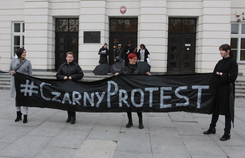 #CzarnyProtest w Radomiu. Pikieta przeciw ograniczeniu wolności kobiet