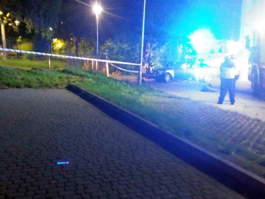 Ford na latarni. Kierowca uciekł. Wypadek na ulicy Wrocławskiej w Brzegu