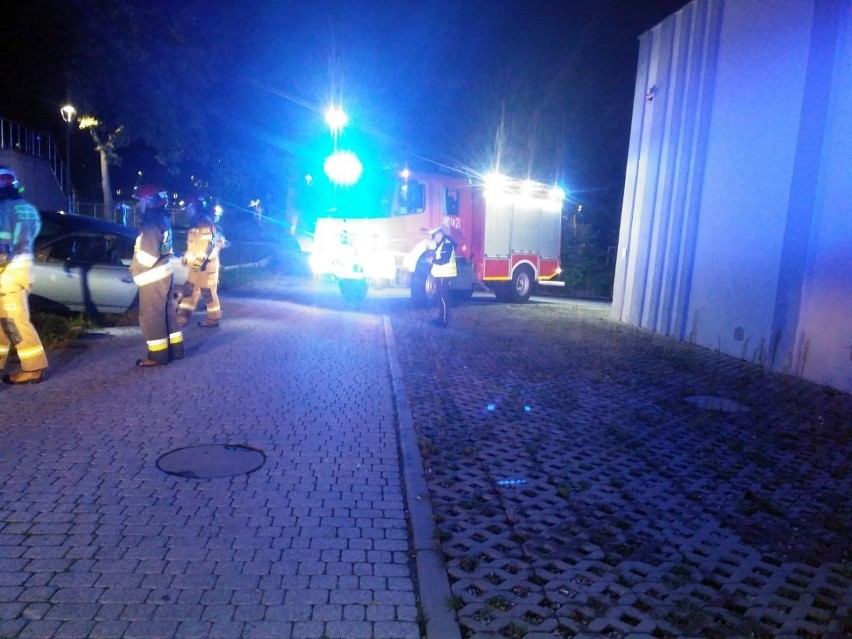 Ford na latarni. Kierowca uciekł. Wypadek na ulicy Wrocławskiej w Brzegu