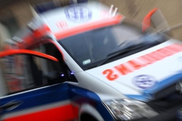 Wypadek w Sulejowie, kierowca opla potrącił 65-latka, który przebiegał przez ulicę
