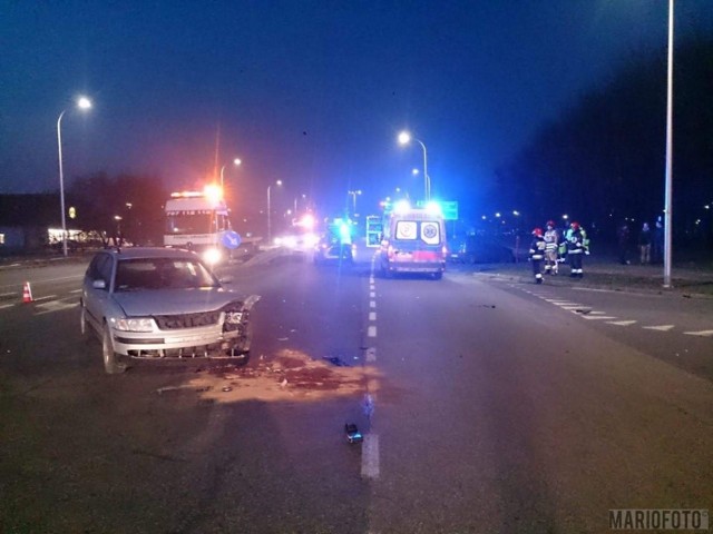Według pierwszych ustaleń pracującej na miejscu policji, 18-letni kierowca volkswagena passata nie ustąpił pierwszeństwa kierowcy cinquecento. W wyniku wypadku kierowca fiata został ranny i trafił do szpitala.