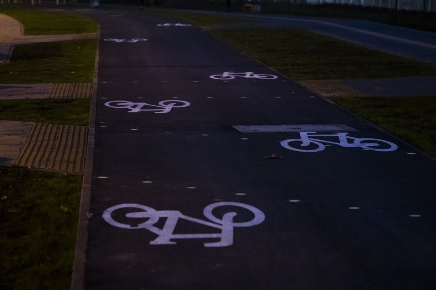 Bezpieczniejsze drogi rowerowe w Warszawie. "Świecą się" ostrzegając rowerzystów przed przecięciami z chodnikami