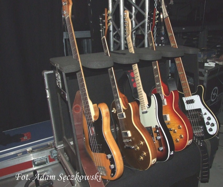 Gitary czekające na użycie przez swoich właścicieli -...