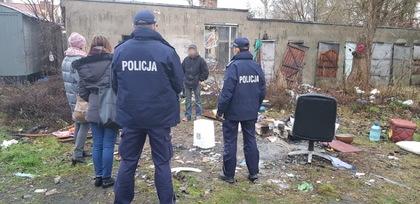 Chodzież: Policja i MOPS kontrolowały miejsca pobytu osób bezdomnych. To jak żyją jest wstrząsające...