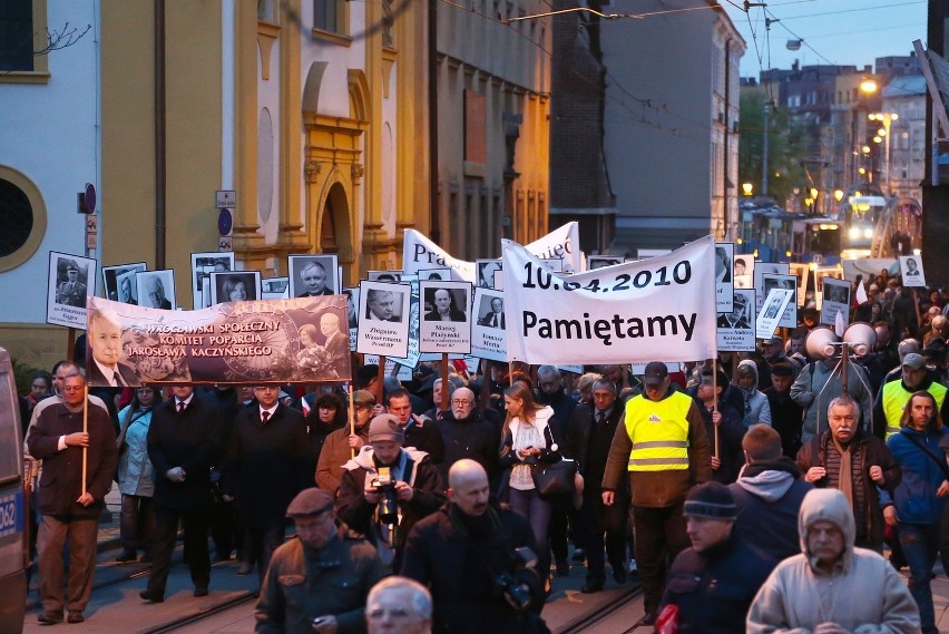 Marsz smoleński przeszedł ulicami miasta FOTO