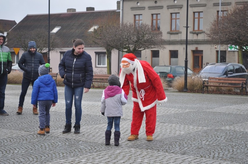 Mieszkańcy ubrali choinkę na dolskim rynku