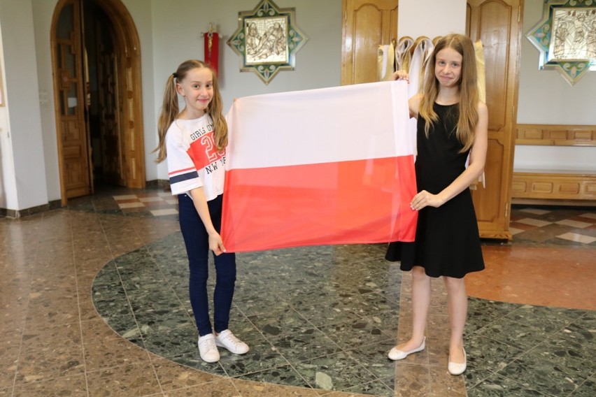 Licheń. 100 biało-czerwonych flag z okazji odzyskania przez...
