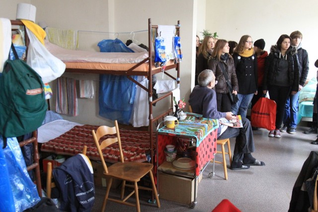 Licealiści z Łodzi odbyli wyjątkową lekcję w schronisku dla bezdomnych