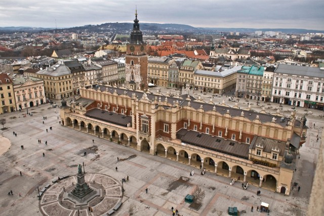 Tego widoku chyba nikomu nie trzeba przedstawiać. Krakowskie Stare Miasto bez wątpienia jest unikatem nie tylko w skali kraju, ale także świata. Dowodzi tego chociażby fakt, że to właśnie centrum Krakowa było jednym z dwóch polskich obiektów na pierwszej liście Światowego Dziedzictwa UNESCO.