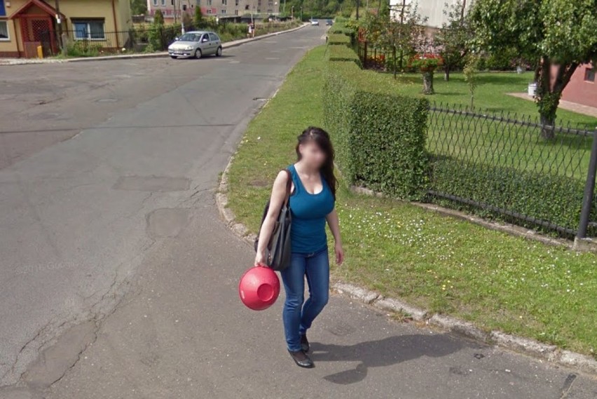 Mieszkańcy Gorc uchwyceni przez kamery Google Street View....