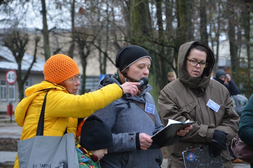 Kilkadziesiąt osób pojawiło się dziś na skwerze im. dr....