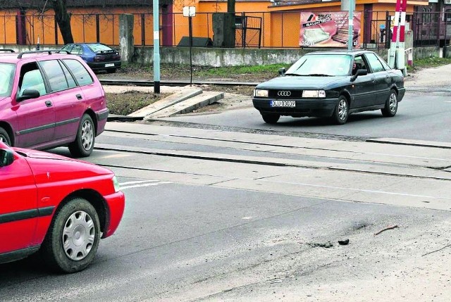 Na ul. 1 Maja tworzą się korki, bo przejeżdżając przez przejazd kolejowy, trzeba zwolnić do 5 km/h