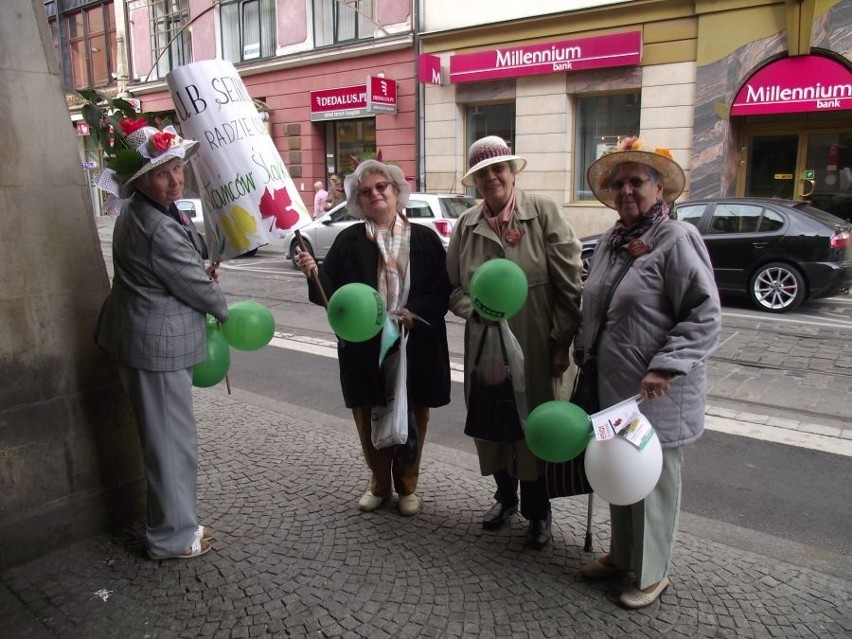 Seniorzy hucznie świętują we Wrocławiu. Marsz Kapeluszy za nami (ZDJĘCIA)
