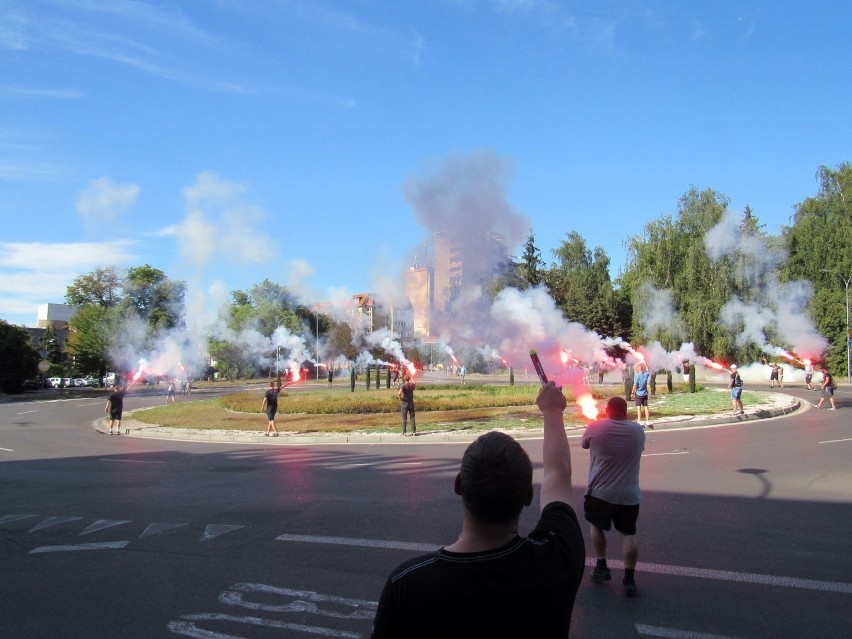 "Patriotyczni Błękitni" oddali cześć powstańcom paląc race na rondzie w centrum Stargardu ZDJĘCIA