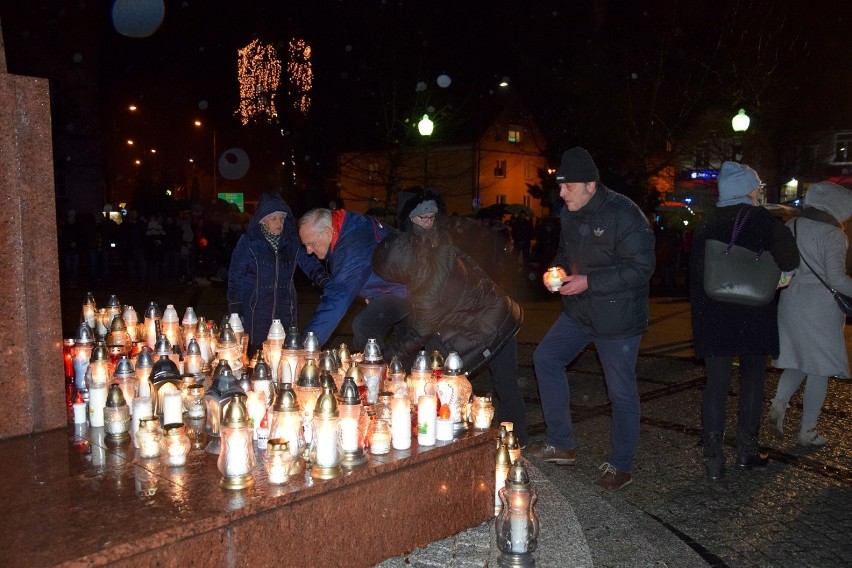 "Sound of silence" w Chodzieży i Budzyniu. Rok po zamachu na Pawła Adamowicza przypominamy, jak jego pamięć uczcił powiat chodzieski