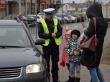 Przedszkolaki z Łukowa z policjantami wręczały kierowcom serduszka zamiast mandatów