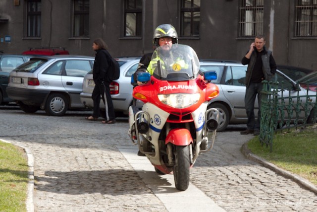 Wypadek na drodze, korek przez który karetka nie może dojechać , ...