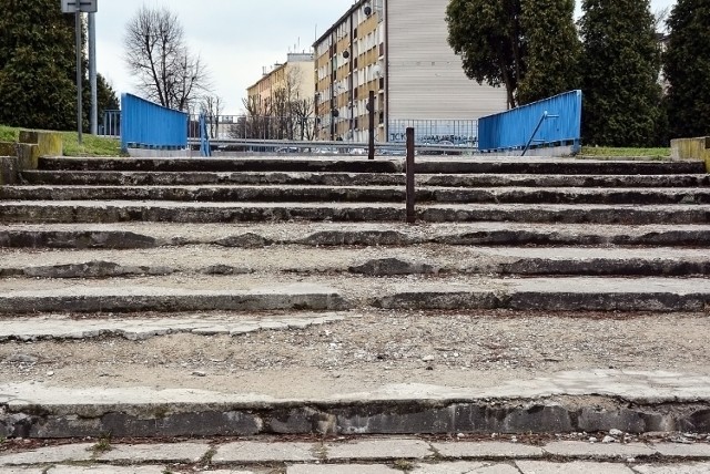 Przejście podziemne pod DK 94 w Olkuszu i "miejskie" schody prowadzące do niego