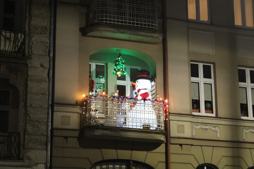 Świąteczne dekoracje balkonów i okien w Kaliszu. Niektóre...