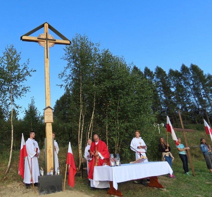 Muszyna. Na górze Malnik stanął drewniany krzyż [ZDJĘCIA]