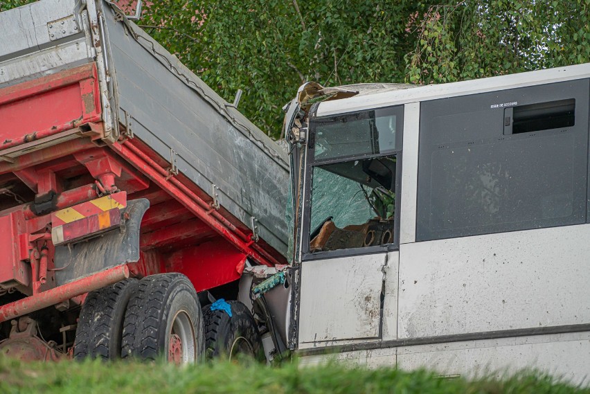 Zmarła trzecia osoba, która ucierpiała w wypadku autobusu i ciężarówki