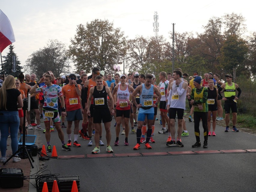 Półmaraton Skoki-Wągrowiec. Kilkuset zawodników pokonało trasę biegnącą przez trzy gminy powiatu wągrowieckiego [ZDJĘCIA ZE STARTU]