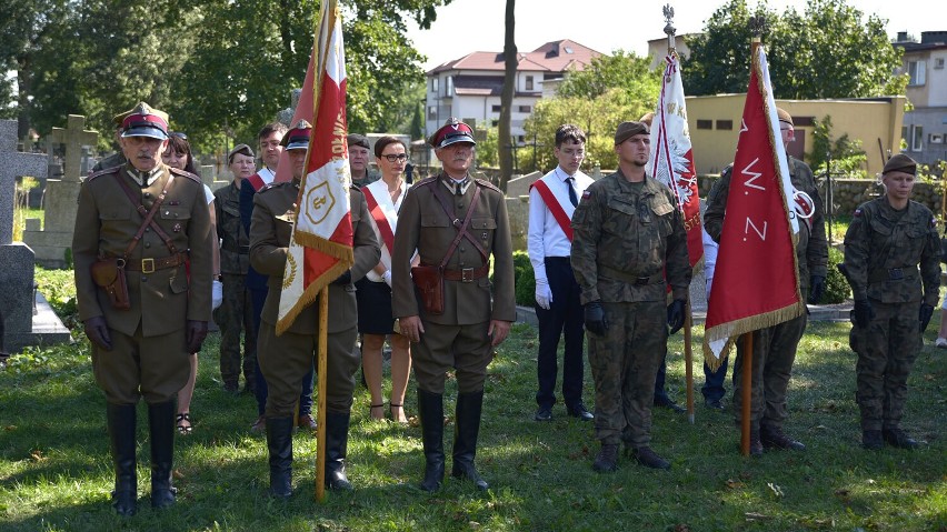 Święto Wojska Polskiego w Kolnie. Samorządowcy i mieszkańcy złożyli symboliczne wieńce i zapalili znicze pamięci