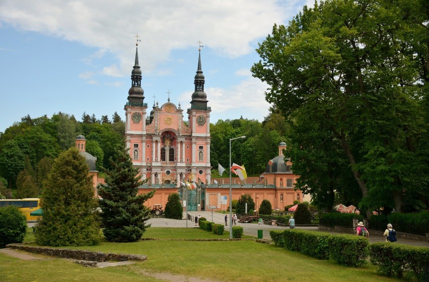 Bazylika Nawiedzenia Najświętszej Maryi Panny we wsi Święta...