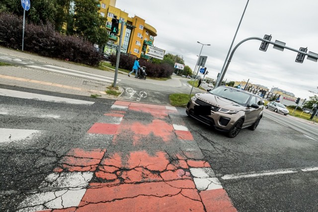 Od dłuższego czasu bydgoscy drogowcy lekceważą zniszczona nawierzchnię jezdni na skrzyżowaniu Wojska Polskiego z Magnuszewską na Wyżynach. ZDMiKP zapowiada kolejną kontrolę tego miejsca.