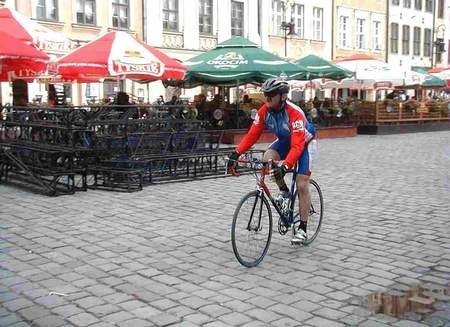 Michał Błażejczyk finiszuje na Starym Rynku.