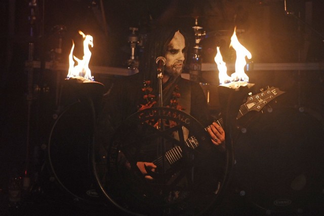Nergal podczas koncertu Behemotha w poznańskim Eskulapie, listopad 2013 r.