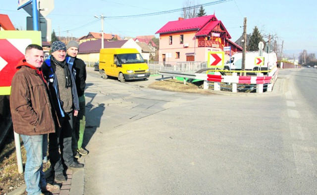 Szczepan Pasoń, Andrzej Rusnak i Tomasz Bulanda przy feralnym skrzyżowaniu dróg w Czerńcu