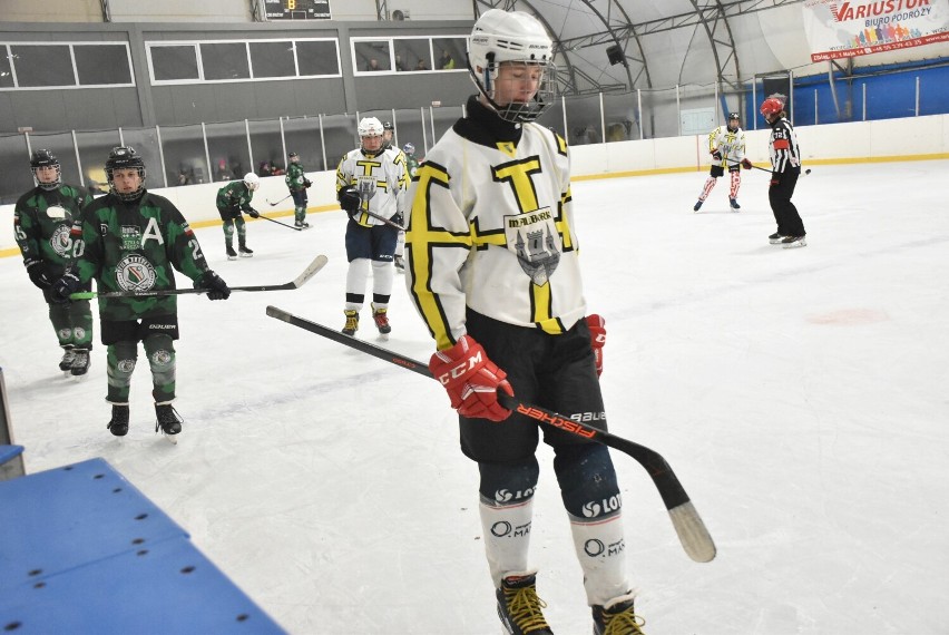 Weekend z hokejem na lodowisku Malborku. Mecze młodzików Bombersów, ligi regionalnej i turniej dla najmłodszych