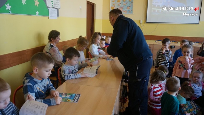 Pińczyce: Myszkowscy policjanci odwiedzili dzieci w Przedszkolu. Mówili o bezpieczeństwie [ZDJĘCIA]