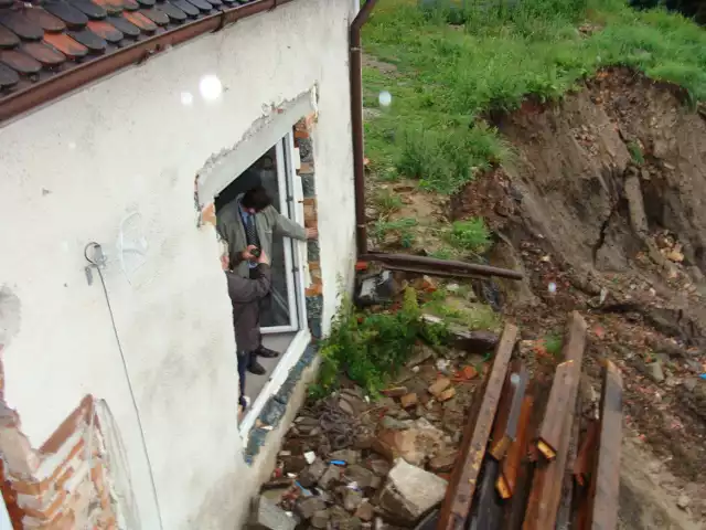 Katastrofa budowlana w Szprotawie. Dom zawisł nad przepaścią!