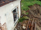 To była straszna katastrofa! Dom w Szprotawie zawisł w powietrzu nad przepaścią! To wyglądało prawie jak osuwisko w Norwegii! 