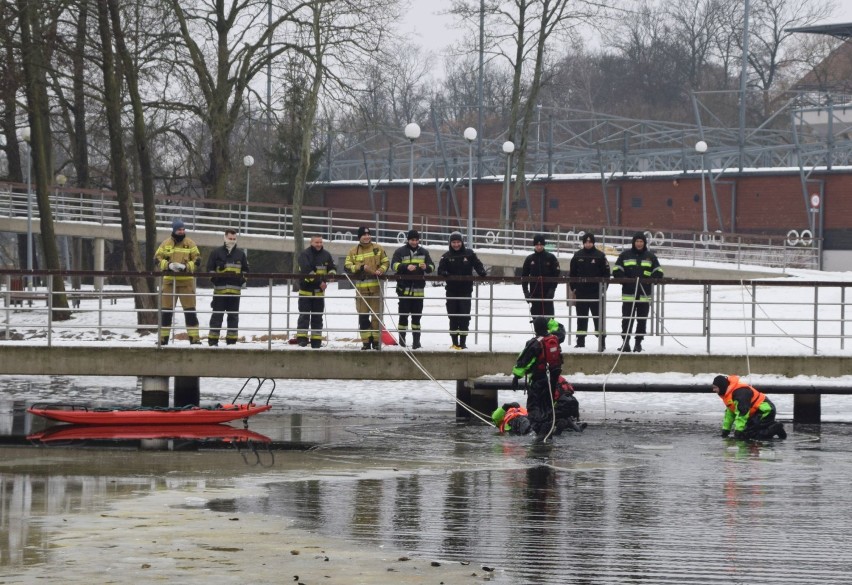 Trening lodowy strażaków na Trzesiecku