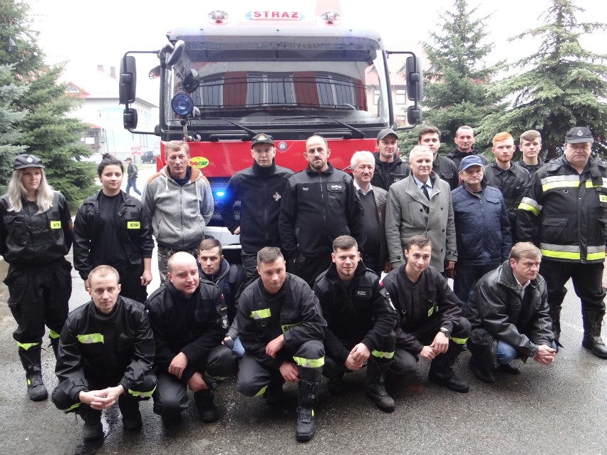 Strażacy z Działoszyna doczekali się nowego wozu bojowego [ZDJĘCIA]