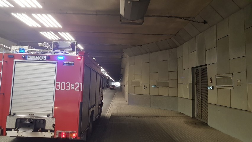 Korki na trasie W-Z w Łodzi. Alarm pożarowy w tunelu [ZDJĘCIA]