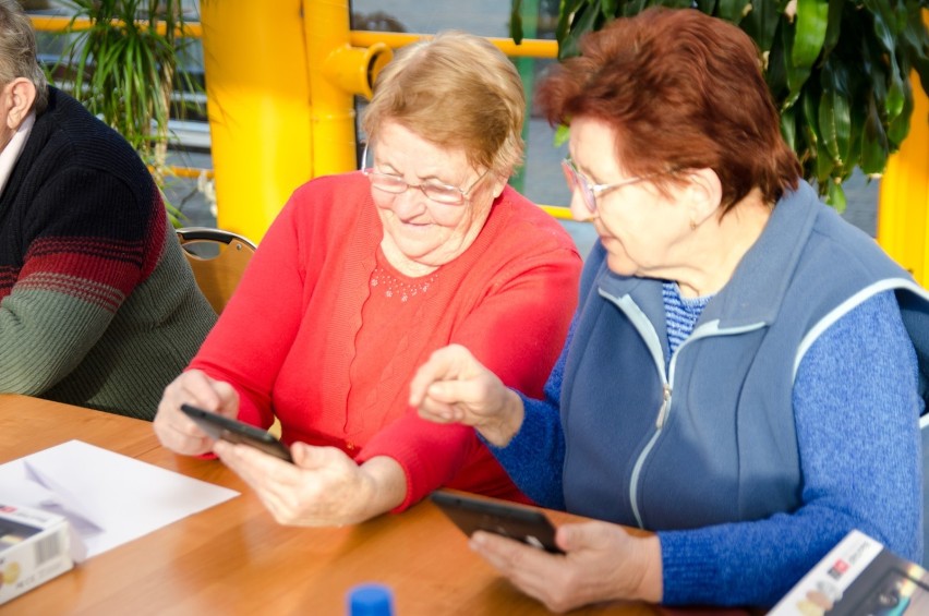 Radgoszcz. Seniorzy uczą się, jak radzić sobie z nowymi technologiami