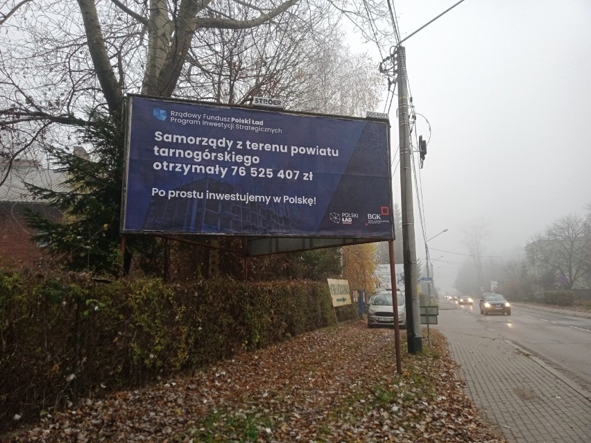 Bilbordy są potężne, stoją przy dużych ulicach, m.in. na...