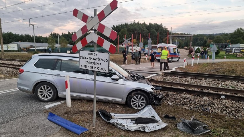 Zderzenie samochodu osobowego z pociągiem na niestrzeżonym przejeździe w Kielcach. Kobiety uciekły w ostatniej chwili 