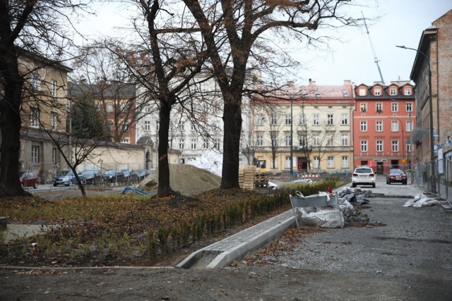 Kiedy zostaną dokończone prace na placu Biskupim w Krakowie?