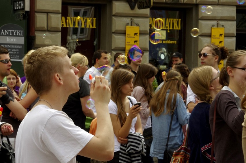 Bańki mydlane na Starym Rynku w Poznaniu - 26.05.2012