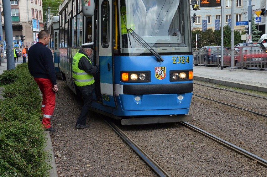 Pieszy wpadł pod tramwaj na Kazimierza Wielkiego. Nie słyszał dzwonka, bo miał słuchawki